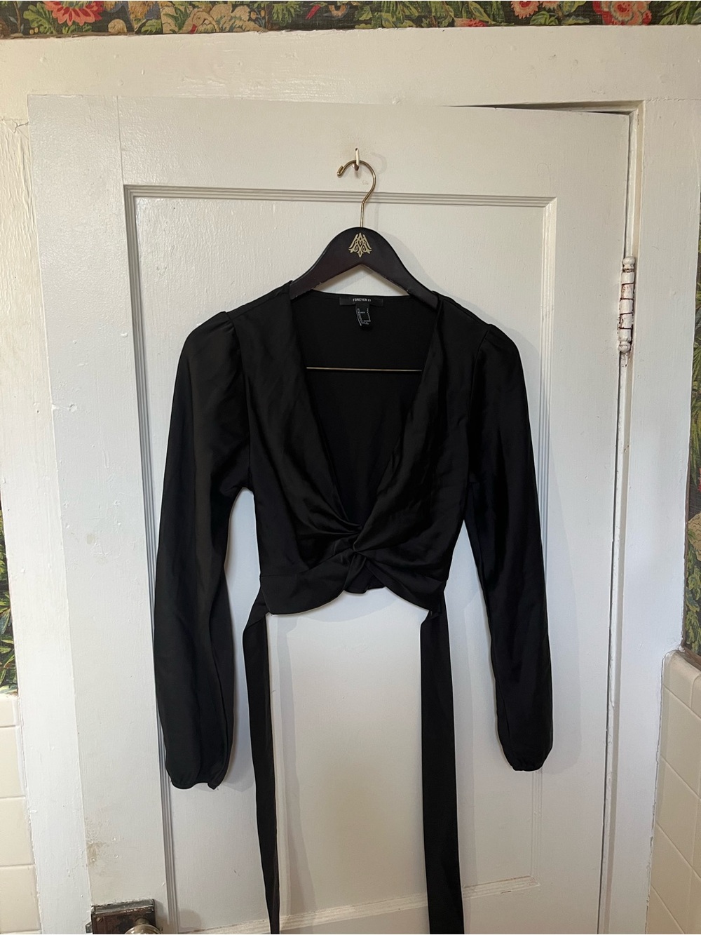 Forever 21 Satin Knot Front Wrap Crop Top Black Size S EUC Boho Silky V-Neck